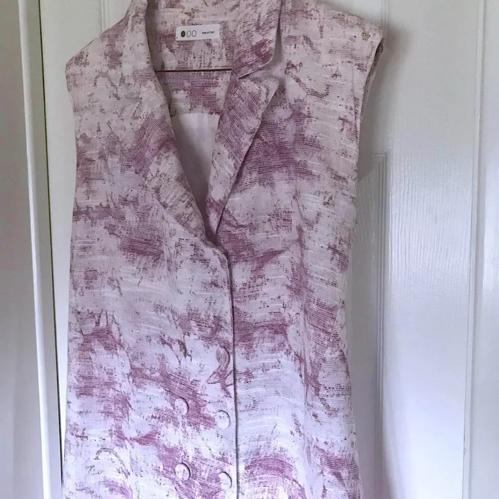 Cute Sleeveless Double Breasted Abstract Floral Vest in White and Purple - Picture 10 of 13
